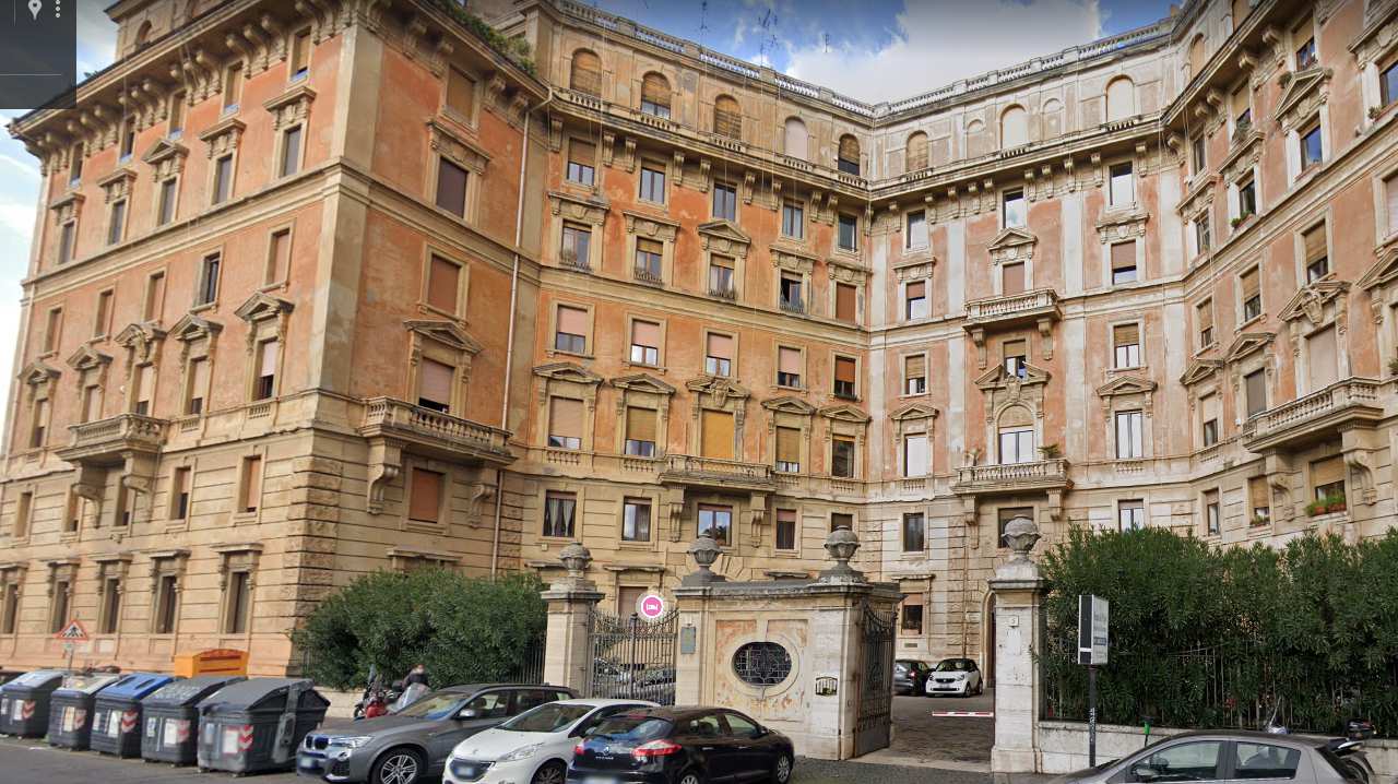 Locale adibito a magazzino deposito con diversi locali sito in Roma, Piazza Adriana 5 , Via Crescenzio 17/c. Unità Commerciale cat. C/2 Foglio 406; Part. 146; Sub 590.