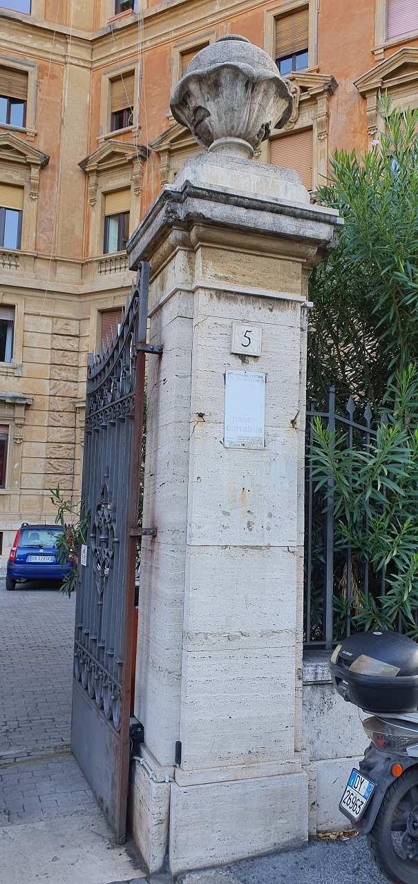 Locale adibito a magazzino deposito con diversi locali sito in Roma, Piazza Adriana 5 , Via Crescenzio 17/c. Unità Commerciale cat. C/2 Foglio 406; Part. 146; Sub 590.
