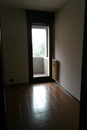 Appartamento al piano 1° composto da cucina, soggiorno/pranzo, ingresso, disimpegno, tre camere, due bagni, un ripostiglio e tre terrazze. Soffitta al piano 6°. Stato manutentivo complessivo normale + Garage in autorimessa condominiale . Identificativi Catastali [N.C.E.U.] -  Unità Residenziale cat. A/2 foglio A/6 part. 1271 sub 9 rendita 542,28; Unità Secondaria cat. C/6 foglio A/6 part. 1271 sub 151 rendita 57,84