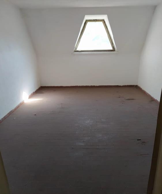 Appartamento di vani 8,5 con soffitta  + posto auto coperto in autorimessa interrata condominiale . Identificativi Catastali [N.C.E.U.] -  Unità Residenziale cat. A/2 foglio 85 (ex B/13) part. 707 (ex 1342) sub 8 rendita 1821,8; Unità Secondaria cat. C/6 foglio 85 (ex B/13) part. 707 (ex 1342) sub 142 rendita 26,7