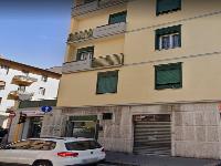 Negozio composto da un vano adibito a zona di vendita e da un retronegozio ad uso deposito da cui si accede a un disimpegno comune a tutti i fondi ubicati al piano terreno del medesimo fabbricato. Identificativi Catastali [N.C.E.U.] Unità Commerciale foglio 34 part. 629 sub 3