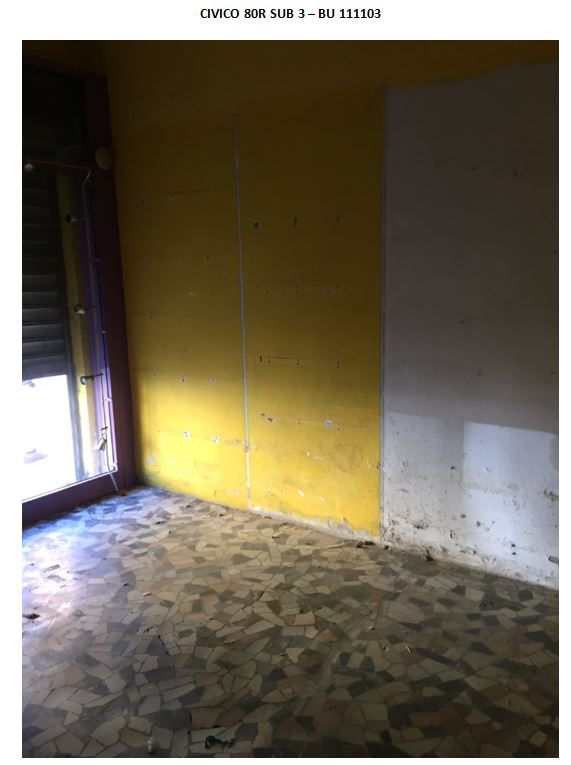 Negozio composto da un vano adibito a zona di vendita e da un retronegozio ad uso deposito da cui si accede a un disimpegno comune a tutti i fondi ubicati al piano terreno del medesimo fabbricato. Identificativi Catastali [N.C.E.U.] Unità Commerciale foglio 34 part. 629 sub 3