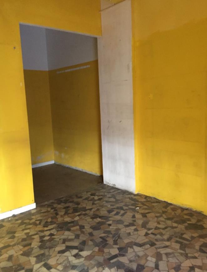 Negozio composto da un vano adibito a zona di vendita e da un retronegozio ad uso deposito da cui si accede a un disimpegno comune a tutti i fondi ubicati al piano terreno del medesimo fabbricato. Identificativi Catastali [N.C.E.U.] Unità Commerciale foglio 34 part. 629 sub 3