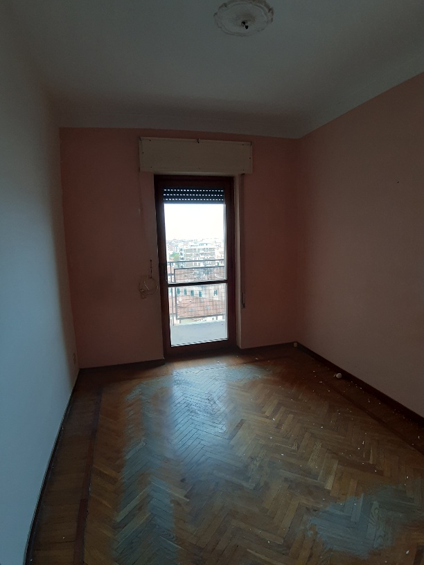 3 vani + servizi + terrazza. Identificativi Catastali [N.C.E.U.] Unità Residenziale cat. A/2, foglio 27, part. 254, sub 71