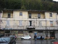 Immobile costituito da un fabbricato libero, posto nel Comune di Seravezza, piazza Mazzini, 4, 13, 17 e 23, elevato su tre piani fuori terra, composto da 4 abitazioni, 1 ad uso ufficio, 3 negozi ed 1 garage, meglio descritto nella perizia.