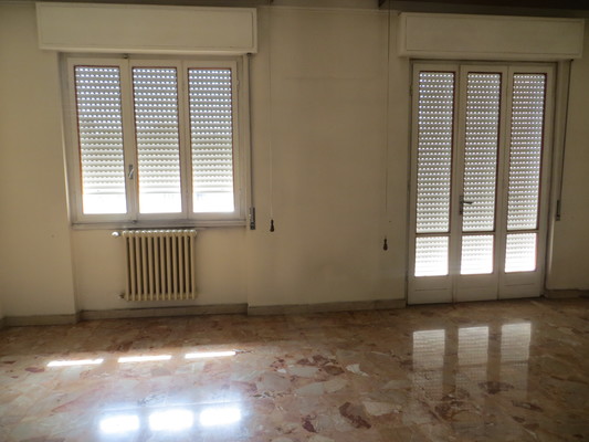 Immobile composto da ingresso, 4 camere, cucina, bagno e 2 terrazze e soffitta. Identificativi Catastali [N.C.E.U.] cat. A2 foglio 151 part. 195 sub. 39 (incluso soffitta)