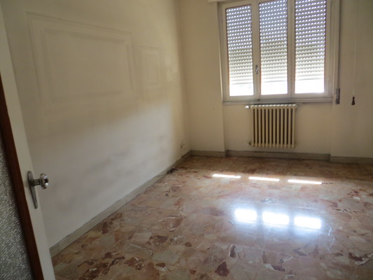 Immobile composto da ingresso, 4 camere, cucina, bagno e 2 terrazze e soffitta. Identificativi Catastali [N.C.E.U.] cat. A2 foglio 151 part. 195 sub. 39 (incluso soffitta)