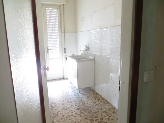 Immobile composto da ingresso, 4 camere, cucina, bagno e 2 terrazze e soffitta. Identificativi Catastali [N.C.E.U.] cat. A2 foglio 151 part. 195 sub. 39 (incluso soffitta)