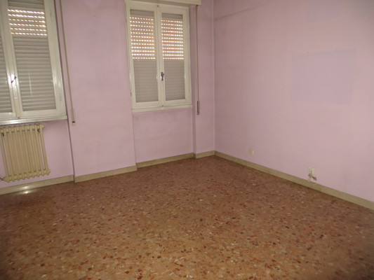 Immobile composto da ingresso, 4 camere, cucina, bagno e 2 terrazze e soffitta. Identificativi Catastali [N.C.E.U.] cat. A2 foglio 151 part. 195 sub. 39 (incluso soffitta)