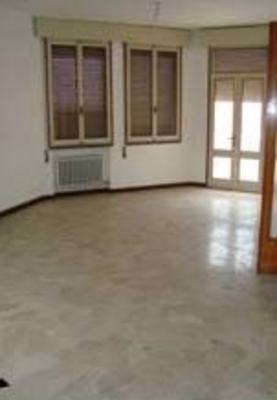 Immobile composto da cucina, bagno, soggiorno, 3 camere, ripostiglio, 2 corridoi e 2 terrazze. Identificativi Catastali [N.C.E.U.] cat. A2 Sez. D foglio 11 part. 251 sub. 26