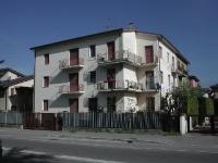 Immobile composto da cucina, pranzo, soggiorno, due camere, bagno e Cantina e box. Identificativi Catastali [N.C.E.U.] cat. A3 foglio 39 part. 319 sub. 4 (incluso cantina ad uso esclusivo) e box auto ad uso esclusivo al foglio 39 part. 319 sub. 11