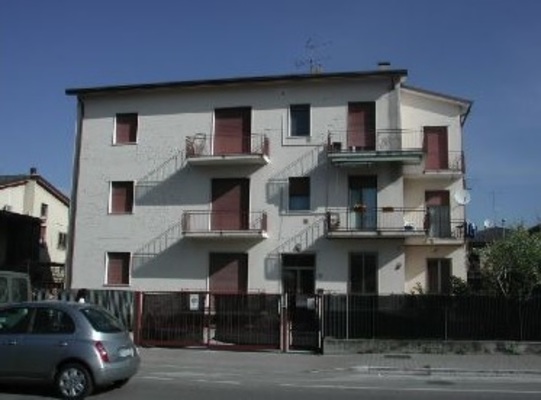 Immobile composto da cucina, pranzo, soggiorno, due camere, bagno e Cantina e box. Identificativi Catastali [N.C.E.U.] cat. A3 foglio 39 part. 319 sub. 4 (incluso cantina ad uso esclusivo) e box auto ad uso esclusivo al foglio 39 part. 319 sub. 11