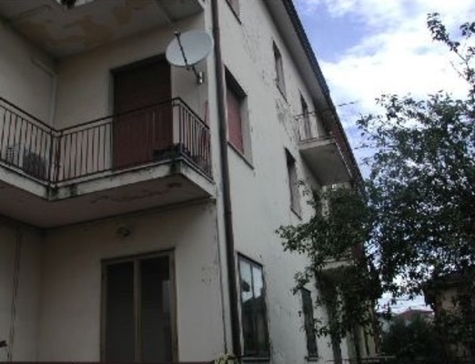 Immobile composto da cucina, pranzo, soggiorno, due camere, bagno e Cantina e box. Identificativi Catastali [N.C.E.U.] cat. A3 foglio 39 part. 319 sub. 4 (incluso cantina ad uso esclusivo) e box auto ad uso esclusivo al foglio 39 part. 319 sub. 11