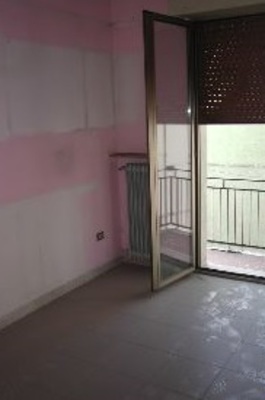 Immobile composto da cucina, pranzo, soggiorno, due camere, bagno e Cantina e box. Identificativi Catastali [N.C.E.U.] cat. A3 foglio 39 part. 319 sub. 4 (incluso cantina ad uso esclusivo) e box auto ad uso esclusivo al foglio 39 part. 319 sub. 11