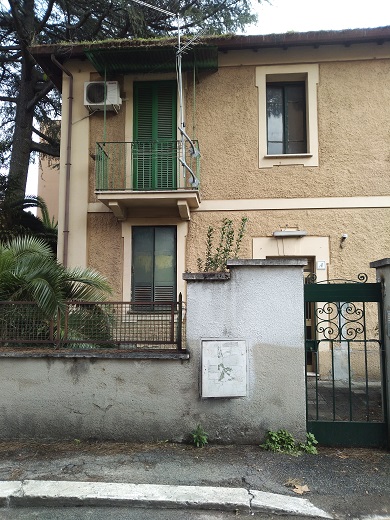APPARTAMENTO INT.4 DI 3,5 VANI SENZA ASCENSORE e BALCONE. Dati Catastali [N.C.E.U.] cat.A/4, fg. 824, part. 103, sub. 4