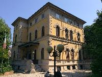 Complesso immobiliare ubicato fuori le mura di Bologna. Il fabbricato principale "Villa TURRI" risalente ai primi anni del '900, in stile Liberty;la palazzina denominata "ex-Dicat", edificata nel 1938, realizzata nel gusto razionalista del ventennio. L'intero complesso immobiliare, ad eccezione di una piccola aliquota, è di interesse storico artistico. Il complesso immobiliare è costituito da: una villa costituita da tre piani fuori terra e un seminterrato; ex corpo di guardia del comprensorio; due fabbricati collegati tra loro al primo piano a; due box auto; palazzina denominata "ex-Dicat"; un fabbricato accessorio; ampio giardino dotato di campo da tennis; 2 locali deposito; 2 Box auto; vasta corte esterna con giardino. Identificativi catastali: foglio 206, part. 52 - 144 - 1735