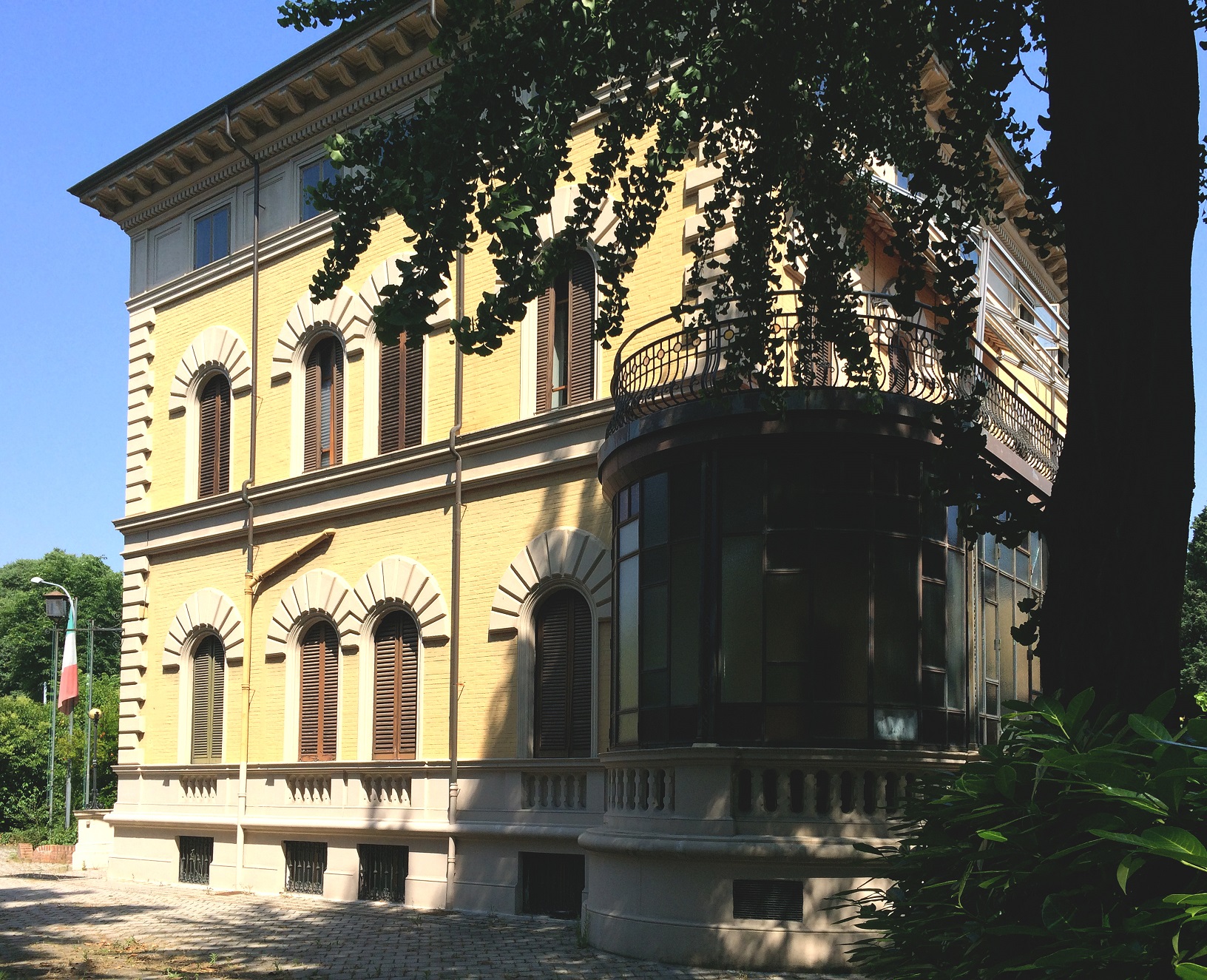 Complesso immobiliare ubicato fuori le mura di Bologna. Il fabbricato principale "Villa TURRI" risalente ai primi anni del '900, in stile Liberty;la palazzina denominata "ex-Dicat", edificata nel 1938, realizzata nel gusto razionalista del ventennio. L'intero complesso immobiliare, ad eccezione di una piccola aliquota, è di interesse storico artistico. Il complesso immobiliare è costituito da: una villa costituita da tre piani fuori terra e un seminterrato; ex corpo di guardia del comprensorio; due fabbricati collegati tra loro al primo piano a; due box auto; palazzina denominata "ex-Dicat"; un fabbricato accessorio; ampio giardino dotato di campo da tennis; 2 locali deposito; 2 Box auto; vasta corte esterna con giardino. Identificativi catastali: foglio 206, part. 52 - 144 - 1735