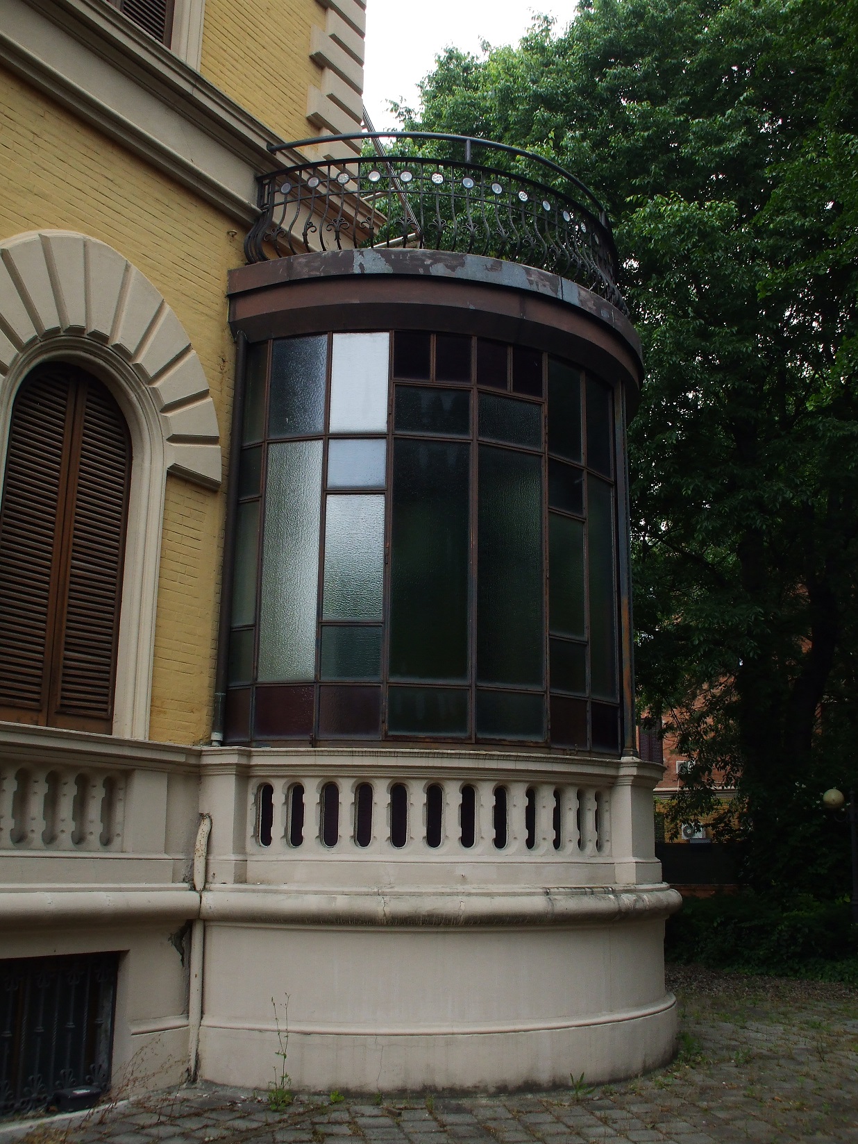 Complesso immobiliare ubicato fuori le mura di Bologna. Il fabbricato principale "Villa TURRI" risalente ai primi anni del '900, in stile Liberty;la palazzina denominata "ex-Dicat", edificata nel 1938, realizzata nel gusto razionalista del ventennio. L'intero complesso immobiliare, ad eccezione di una piccola aliquota, è di interesse storico artistico. Il complesso immobiliare è costituito da: una villa costituita da tre piani fuori terra e un seminterrato; ex corpo di guardia del comprensorio; due fabbricati collegati tra loro al primo piano a; due box auto; palazzina denominata "ex-Dicat"; un fabbricato accessorio; ampio giardino dotato di campo da tennis; 2 locali deposito; 2 Box auto; vasta corte esterna con giardino. Identificativi catastali: foglio 206, part. 52 - 144 - 1735
