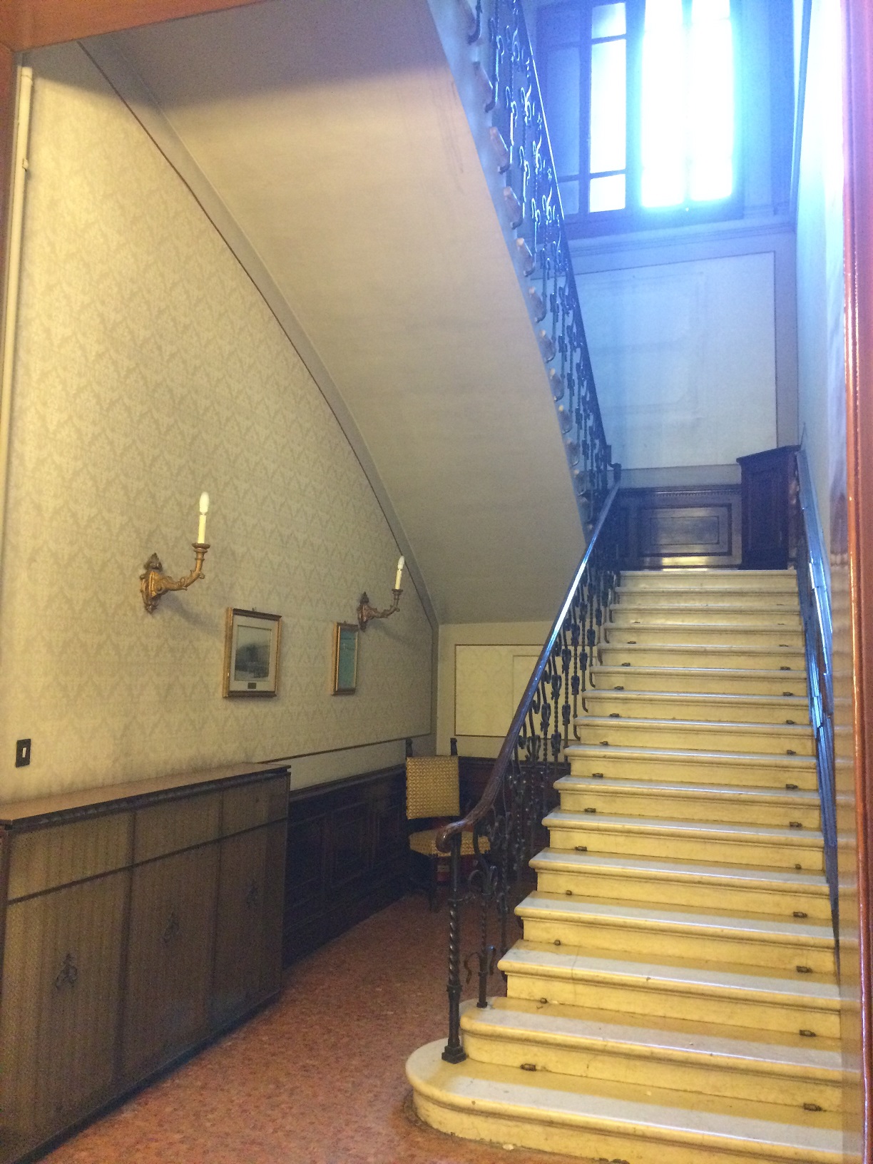 Complesso immobiliare ubicato fuori le mura di Bologna. Il fabbricato principale "Villa TURRI" risalente ai primi anni del '900, in stile Liberty;la palazzina denominata "ex-Dicat", edificata nel 1938, realizzata nel gusto razionalista del ventennio. L'intero complesso immobiliare, ad eccezione di una piccola aliquota, è di interesse storico artistico. Il complesso immobiliare è costituito da: una villa costituita da tre piani fuori terra e un seminterrato; ex corpo di guardia del comprensorio; due fabbricati collegati tra loro al primo piano a; due box auto; palazzina denominata "ex-Dicat"; un fabbricato accessorio; ampio giardino dotato di campo da tennis; 2 locali deposito; 2 Box auto; vasta corte esterna con giardino. Identificativi catastali: foglio 206, part. 52 - 144 - 1735