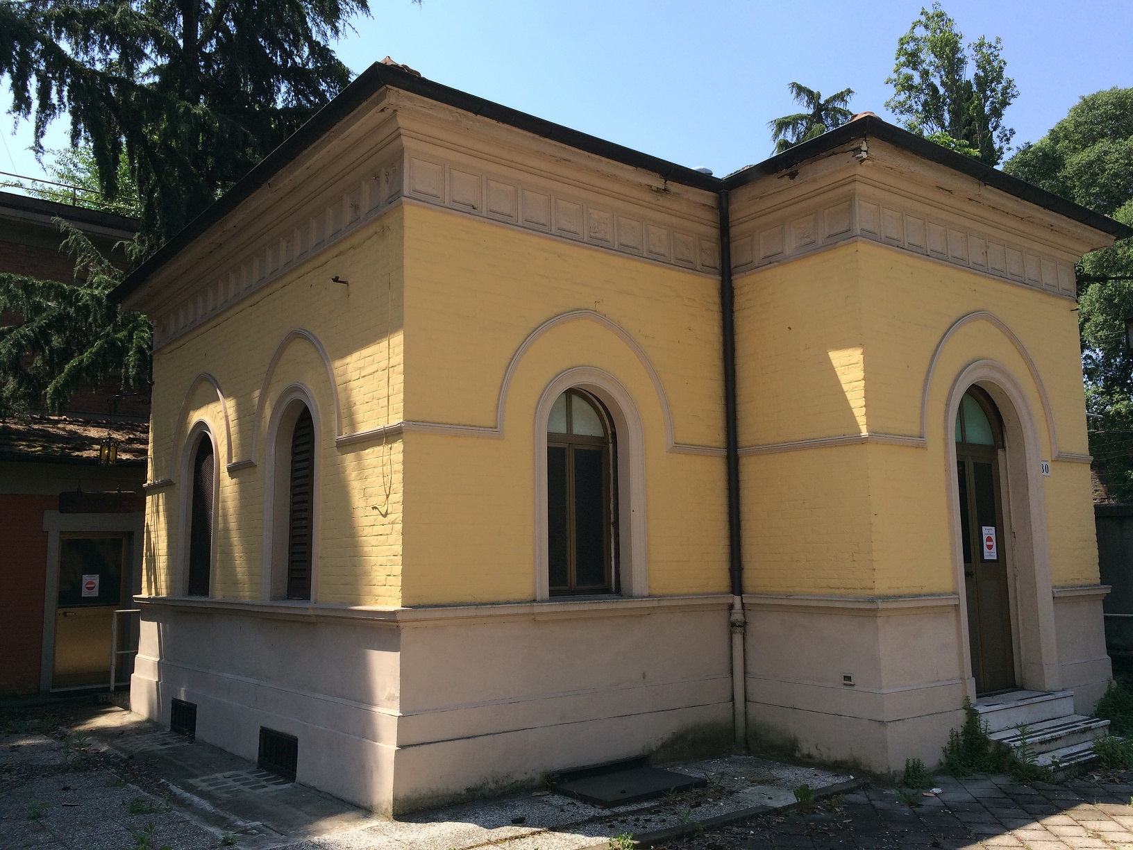 Complesso immobiliare ubicato fuori le mura di Bologna. Il fabbricato principale "Villa TURRI" risalente ai primi anni del '900, in stile Liberty;la palazzina denominata "ex-Dicat", edificata nel 1938, realizzata nel gusto razionalista del ventennio. L'intero complesso immobiliare, ad eccezione di una piccola aliquota, è di interesse storico artistico. Il complesso immobiliare è costituito da: una villa costituita da tre piani fuori terra e un seminterrato; ex corpo di guardia del comprensorio; due fabbricati collegati tra loro al primo piano a; due box auto; palazzina denominata "ex-Dicat"; un fabbricato accessorio; ampio giardino dotato di campo da tennis; 2 locali deposito; 2 Box auto; vasta corte esterna con giardino. Identificativi catastali: foglio 206, part. 52 - 144 - 1735