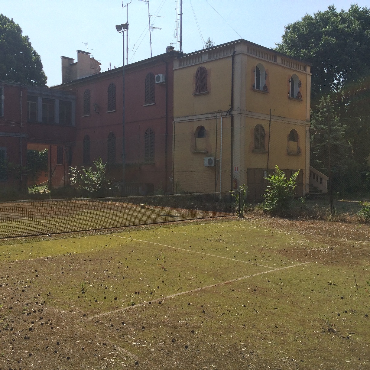 Complesso immobiliare ubicato fuori le mura di Bologna. Il fabbricato principale "Villa TURRI" risalente ai primi anni del '900, in stile Liberty;la palazzina denominata "ex-Dicat", edificata nel 1938, realizzata nel gusto razionalista del ventennio. L'intero complesso immobiliare, ad eccezione di una piccola aliquota, è di interesse storico artistico. Il complesso immobiliare è costituito da: una villa costituita da tre piani fuori terra e un seminterrato; ex corpo di guardia del comprensorio; due fabbricati collegati tra loro al primo piano a; due box auto; palazzina denominata "ex-Dicat"; un fabbricato accessorio; ampio giardino dotato di campo da tennis; 2 locali deposito; 2 Box auto; vasta corte esterna con giardino. Identificativi catastali: foglio 206, part. 52 - 144 - 1735