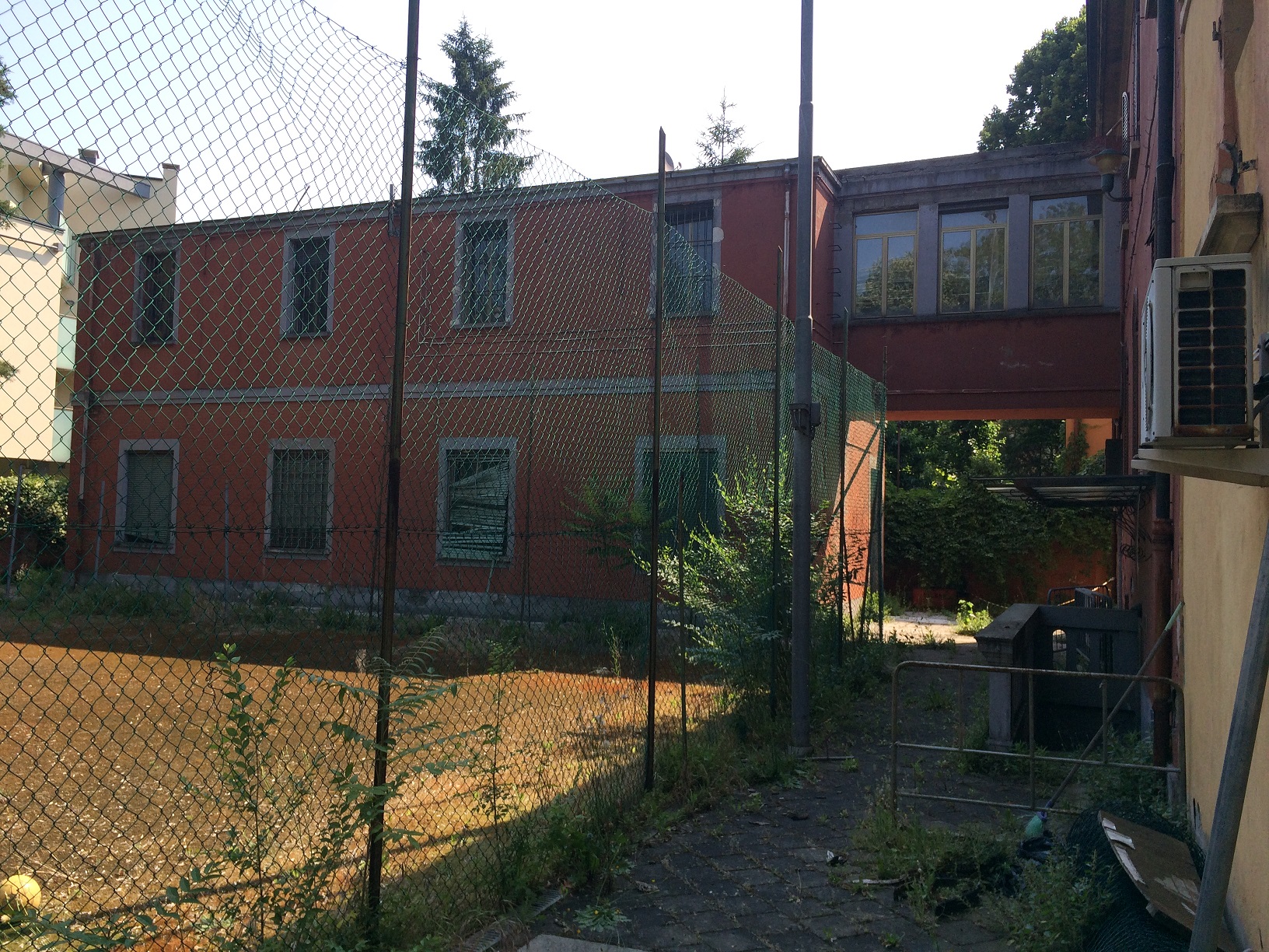 Complesso immobiliare ubicato fuori le mura di Bologna. Il fabbricato principale "Villa TURRI" risalente ai primi anni del '900, in stile Liberty;la palazzina denominata "ex-Dicat", edificata nel 1938, realizzata nel gusto razionalista del ventennio. L'intero complesso immobiliare, ad eccezione di una piccola aliquota, è di interesse storico artistico. Il complesso immobiliare è costituito da: una villa costituita da tre piani fuori terra e un seminterrato; ex corpo di guardia del comprensorio; due fabbricati collegati tra loro al primo piano a; due box auto; palazzina denominata "ex-Dicat"; un fabbricato accessorio; ampio giardino dotato di campo da tennis; 2 locali deposito; 2 Box auto; vasta corte esterna con giardino. Identificativi catastali: foglio 206, part. 52 - 144 - 1735