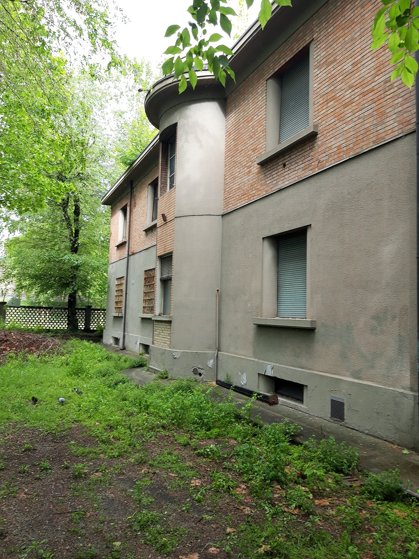 Complesso immobiliare ubicato fuori le mura di Bologna. Il fabbricato principale "Villa TURRI" risalente ai primi anni del '900, in stile Liberty;la palazzina denominata "ex-Dicat", edificata nel 1938, realizzata nel gusto razionalista del ventennio. L'intero complesso immobiliare, ad eccezione di una piccola aliquota, è di interesse storico artistico. Il complesso immobiliare è costituito da: una villa costituita da tre piani fuori terra e un seminterrato; ex corpo di guardia del comprensorio; due fabbricati collegati tra loro al primo piano a; due box auto; palazzina denominata "ex-Dicat"; un fabbricato accessorio; ampio giardino dotato di campo da tennis; 2 locali deposito; 2 Box auto; vasta corte esterna con giardino. Identificativi catastali: foglio 206, part. 52 - 144 - 1735