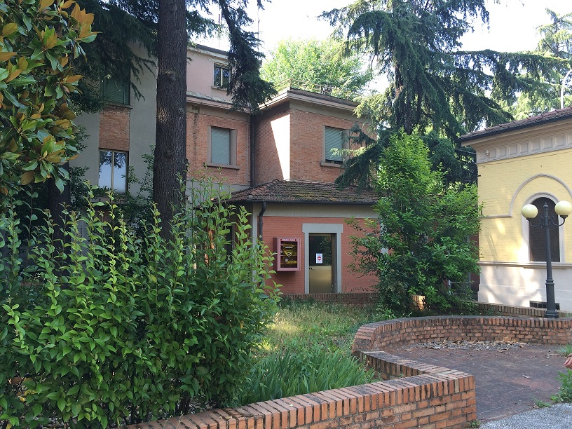 Complesso immobiliare ubicato fuori le mura di Bologna. Il fabbricato principale "Villa TURRI" risalente ai primi anni del '900, in stile Liberty;la palazzina denominata "ex-Dicat", edificata nel 1938, realizzata nel gusto razionalista del ventennio. L'intero complesso immobiliare, ad eccezione di una piccola aliquota, è di interesse storico artistico. Il complesso immobiliare è costituito da: una villa costituita da tre piani fuori terra e un seminterrato; ex corpo di guardia del comprensorio; due fabbricati collegati tra loro al primo piano a; due box auto; palazzina denominata "ex-Dicat"; un fabbricato accessorio; ampio giardino dotato di campo da tennis; 2 locali deposito; 2 Box auto; vasta corte esterna con giardino. Identificativi catastali: foglio 206, part. 52 - 144 - 1735