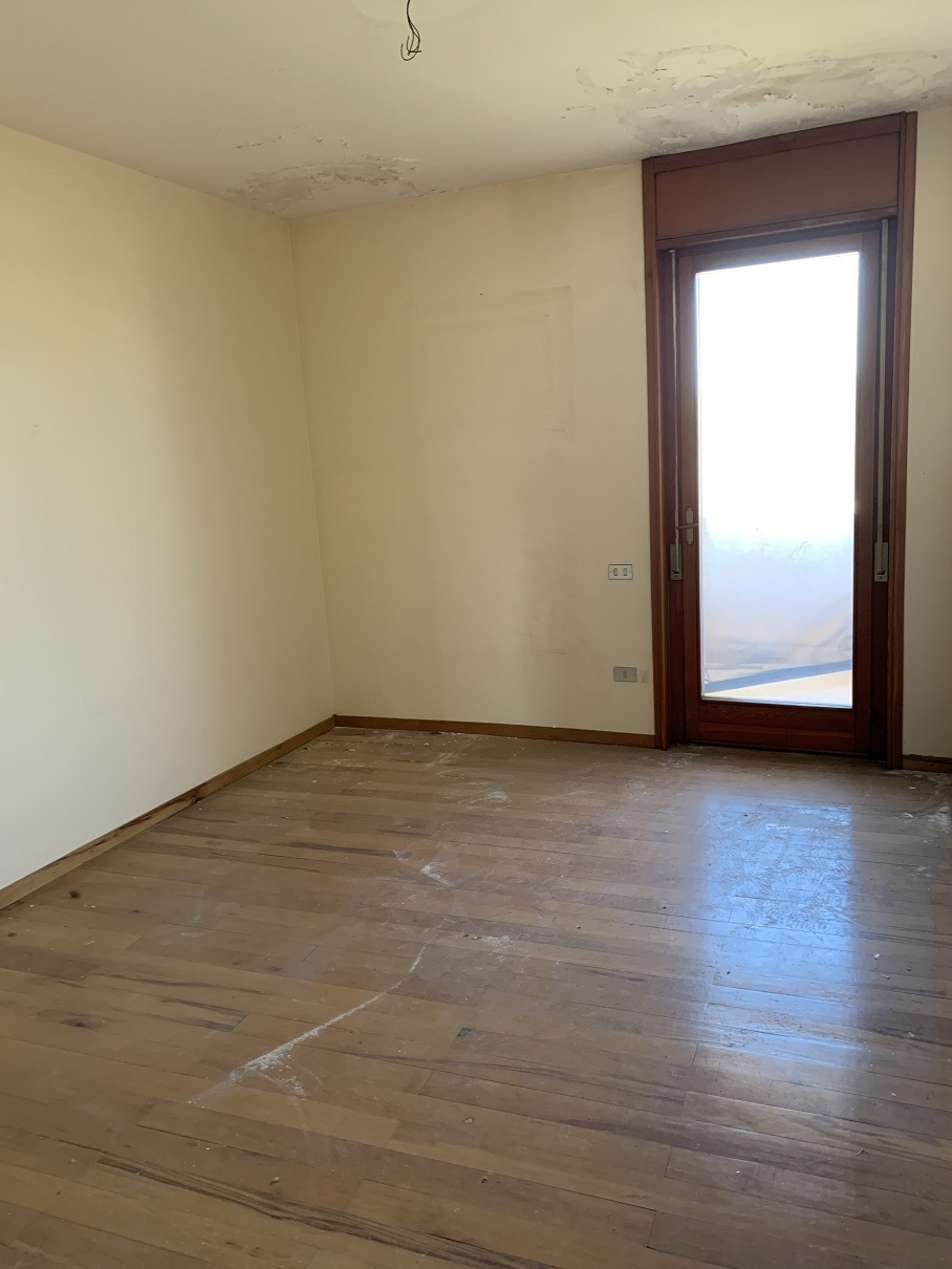 Appartamento + Posto auto coperto + cantina. Identificativi Catastali [N.C.E.U.] Unità Residenziale cat. A/2 foglio 2 part. 3250 (ex 952) sub 133 (ex 8) - Unità Secondaria cat. C/6 foglio 2 part. 3250 (ex 953) sub 22 - Unità Secondaria cat. C/2 foglio 2 part. 3250 (ex 953) sub 75