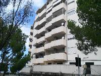 ingresso, corridoio, soggiorno, tre camere, cucina e due bagni, di cui uno con areazione meccanica. Sono presenti due balconi. Cantina piano seminterrato + posto auto esclusivo al piano seminterrato. Identificativi Catastali - [N.C.E.U.] Unità Residenziale cat. A/2 Sez. GNA foglio 5 part. 475 sub 89  - Unità Secondaria cat. C/6 Sez. GNA foglio 5 part. 475 sub 209