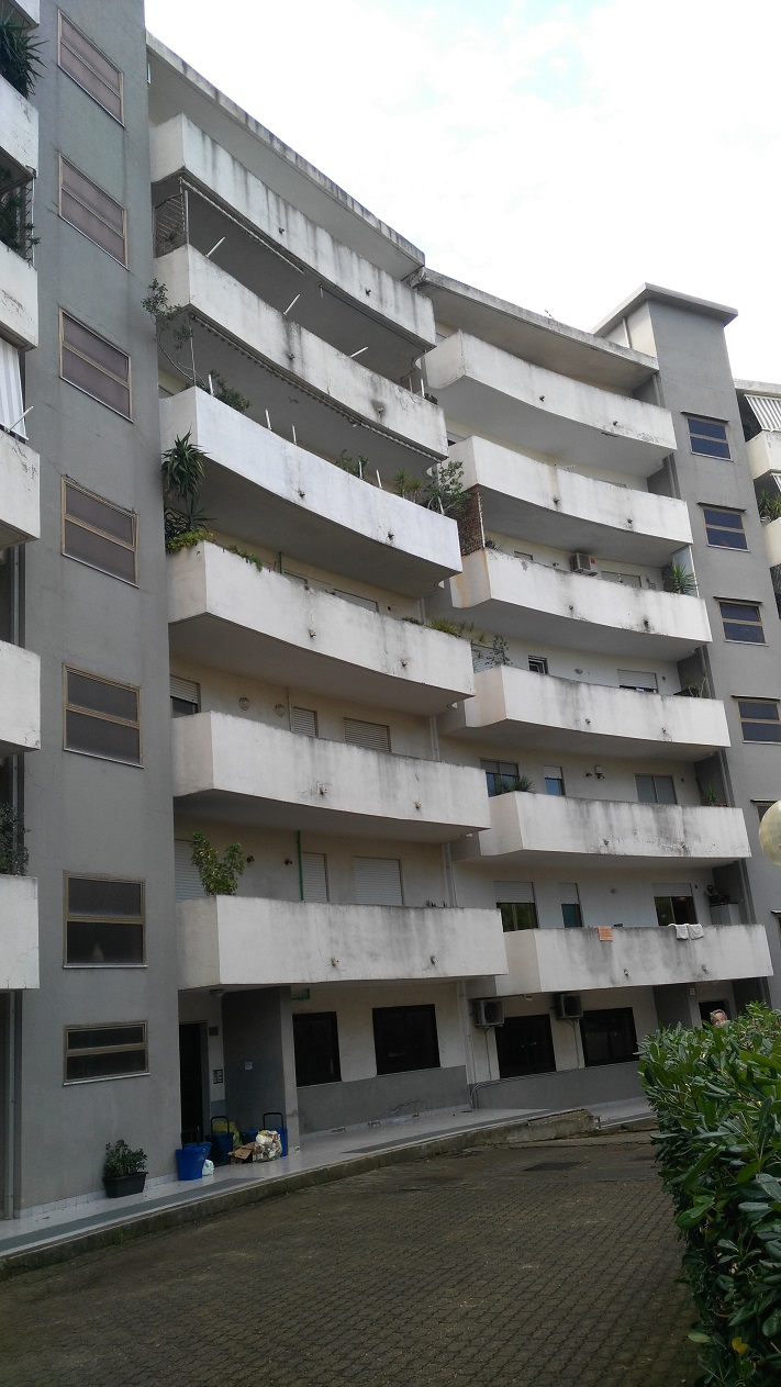 ingresso, corridoio, soggiorno, tre camere, cucina e due bagni, di cui uno con areazione meccanica. Sono presenti due balconi. Cantina piano seminterrato + posto auto esclusivo al piano seminterrato. Identificativi Catastali - [N.C.E.U.] Unità Residenziale cat. A/2 Sez. GNA foglio 5 part. 475 sub 89  - Unità Secondaria cat. C/6 Sez. GNA foglio 5 part. 475 sub 209