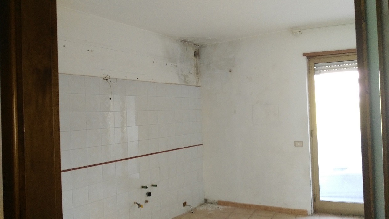 ingresso, corridoio, soggiorno, tre camere, cucina e due bagni, di cui uno con areazione meccanica. Sono presenti due balconi. Cantina piano seminterrato + posto auto esclusivo al piano seminterrato. Identificativi Catastali - [N.C.E.U.] Unità Residenziale cat. A/2 Sez. GNA foglio 5 part. 475 sub 89  - Unità Secondaria cat. C/6 Sez. GNA foglio 5 part. 475 sub 209