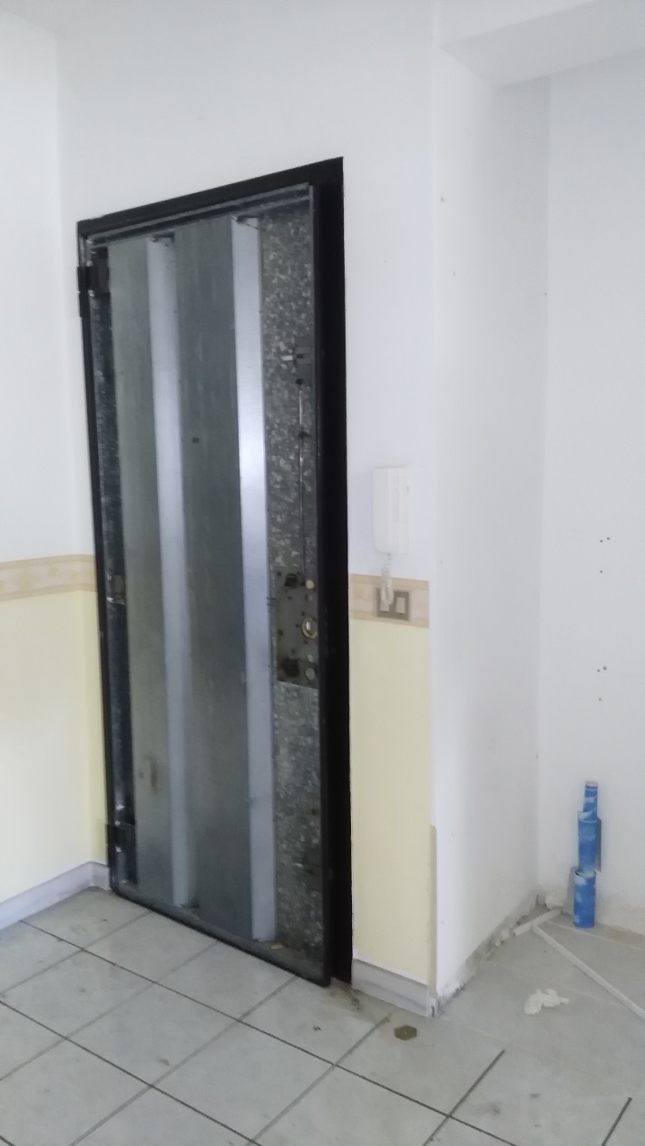 ingresso, corridoio, soggiorno, tre camere, cucina e due bagni, di cui uno con areazione meccanica. Sono presenti due balconi. Cantina piano seminterrato + posto auto esclusivo al piano seminterrato. Identificativi Catastali - [N.C.E.U.] Unità Residenziale cat. A/2 Sez. GNA foglio 5 part. 475 sub 89  - Unità Secondaria cat. C/6 Sez. GNA foglio 5 part. 475 sub 209