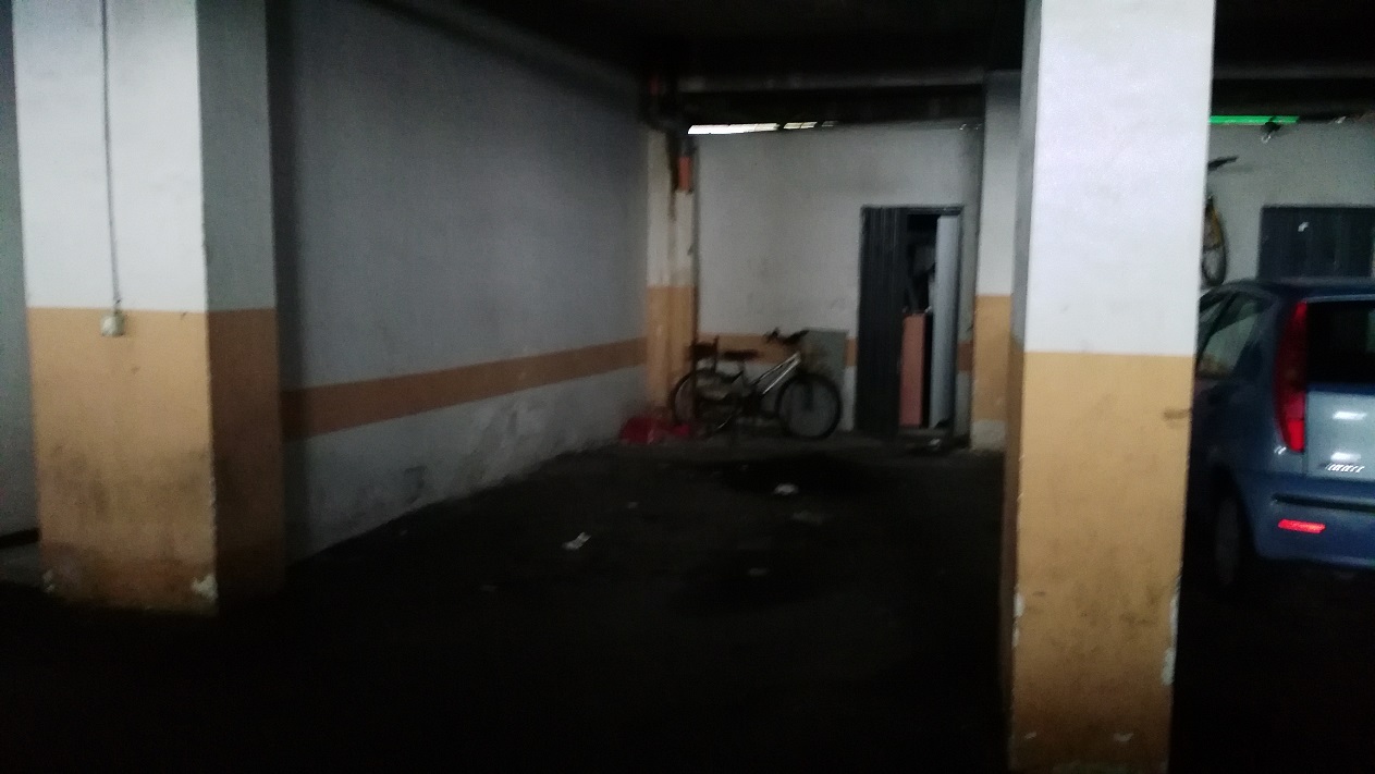 ingresso, corridoio, soggiorno, tre camere, cucina e due bagni, di cui uno con areazione meccanica. Sono presenti due balconi. Cantina piano seminterrato + posto auto esclusivo al piano seminterrato. Identificativi Catastali - [N.C.E.U.] Unità Residenziale cat. A/2 Sez. GNA foglio 5 part. 475 sub 89  - Unità Secondaria cat. C/6 Sez. GNA foglio 5 part. 475 sub 209