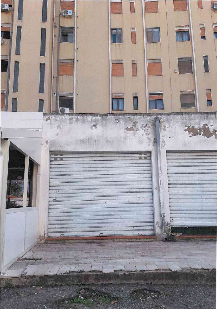 l'unità si compone di un unico ambiente a forma trapezia con annesso WC. Doppio accesso fronte strada. Identificativi Catastali - [N.C.E.U.] Unità non Residenziale cat. C/1 foglio 21 part. 222 sub 117