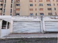 l'unità si compone di un unico ambiente a forma trapezia con annesso WC. Doppio accesso fronte strada. Identificativi Catastali - [N.C.E.U.] Unità non Residenziale cat. C/1 foglio 21 part. 222 sub 117