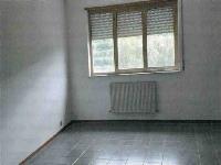 l'appartamento si compone di ingresso, corridoio, soggiorno, tre camere, cucina e due bagni, di cui uno con areazione meccanica. Sono presenti due balconi. L'appartamento e dotato di doppio affaccio. Cantina piano seminterrato + posto auto coperto ad uso esclusivo piano seminterrato. Identificativi Catastali - [N.C.E.U.] Unità Residenziale cat. A/2 sez. GNA foglio 5 part. 475 sub. 68  - Unità Secondaria cat. C/6 sez. GNA foglio 5 part. 475 sub. 162