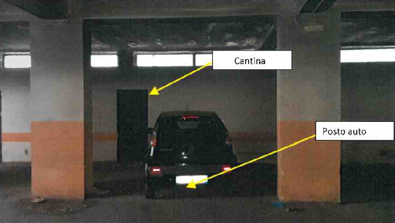 l'appartamento si compone di ingresso, corridoio, soggiorno, tre camere, cucina e due bagni, di cui uno con areazione meccanica. Sono presenti due balconi. L'appartamento e dotato di doppio affaccio. Cantina piano seminterrato + posto auto coperto ad uso esclusivo piano seminterrato. Identificativi Catastali - [N.C.E.U.] Unità Residenziale cat. A/2 sez. GNA foglio 5 part. 475 sub. 68  - Unità Secondaria cat. C/6 sez. GNA foglio 5 part. 475 sub. 162