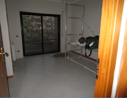 Al primo livello si compone di soggiorno, cucina, disimpegno, 2 camere da letto, due bagni, di cui uno cieco, 3 balconi. Al secondo livello, tramite scala a chiocciola, si accede alla soffitta, composto di un unico ambiente + cantina piano S1 n.5C - box auto piano S1 n.21 - box auto piano S1 n.22. Identificativi Catastali - [N.C.E.U.] Unità Residenziale cat. A/2 foglio 37 part. 1756 sub 66 - Unità Secondaria cat. C/2 foglio 37 part. 1756 sub 29 - Unità Secondaria cat. C/6 foglio 37 part. 1756 sub 49 - Unità Secondaria cat. C/6 foglio 37 part. 1756 sub 50