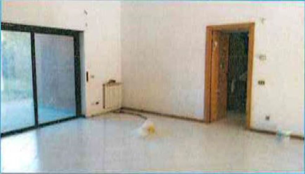 Appartamento composto da soggiorno, cucina, disimpegno, 2 camere, 2 bagni di cui uno cieco, 2 giardini su entrambi i lati della proprietà + cantina piano S1 int. 1/B - box auto piano S1 n. 9. Identificativi Catastali - [N.C.E.U.] Unità Residenziale cat. A/2 foglio 37 part. 1754 sub 4 - graffata sub 8 - graffata part.1756 sub 52 - Unità Secondaria cat. C/2 foglio 37 part. 1756 sub 19 - Unità Secondaria cat. C/6 foglio 37 part. 1756 sub 37