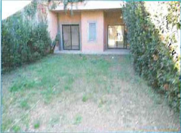 Appartamento composto da soggiorno, cucina, disimpegno, 2 camere, 2 bagni di cui uno cieco, 2 giardini su entrambi i lati della proprietà + cantina piano S1 int. 1/B - box auto piano S1 n. 9. Identificativi Catastali - [N.C.E.U.] Unità Residenziale cat. A/2 foglio 37 part. 1754 sub 4 - graffata sub 8 - graffata part.1756 sub 52 - Unità Secondaria cat. C/2 foglio 37 part. 1756 sub 19 - Unità Secondaria cat. C/6 foglio 37 part. 1756 sub 37