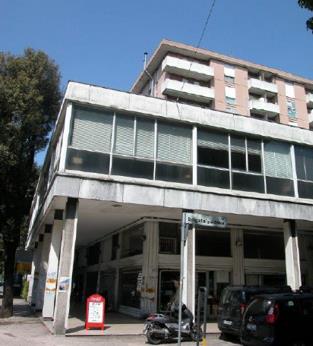 Negozio al piano terra con soppalco e da un magazzino al piano interrato + Posto auto in autorimessa interrata condominiale in via Tirana 25. Identificativi Catastali - [N.C.E.U.] Unità non Residenziale cat. C/1 Foglio 85 Part. 482 Sub 2 rendita 3923,01 - Unità non Residenziale cat. C/6 Foglio 85 Part. 707 Sub 198 rendita 24,27