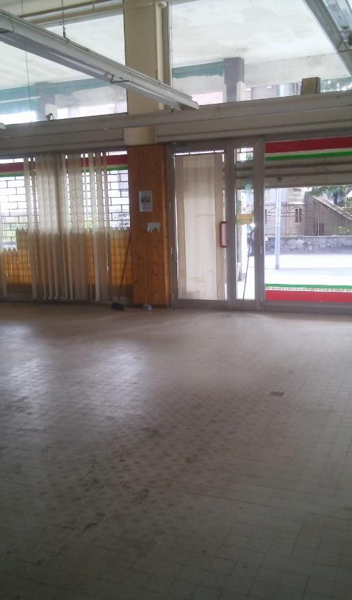 Negozio al piano terra con soppalco e da un magazzino al piano interrato + Posto auto in autorimessa interrata condominiale in via Tirana 25. Identificativi Catastali - [N.C.E.U.] Unità non Residenziale cat. C/1 Foglio 85 Part. 482 Sub 2 rendita 3923,01 - Unità non Residenziale cat. C/6 Foglio 85 Part. 707 Sub 198 rendita 24,27