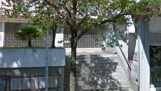 Negozio al piano rialzato + Posto auto in autorimessa interrata condominiale in via Tirana 25. Identificativi Catastali - [N.C.E.U.] Unità non Residenziale cat. C/1 Foglio 85 Part. 482 Sub 9 rendita 2353,8 - Unità Secondaria cat. C/6 Fg 85 part. 707 sub 149 rendita 26,7