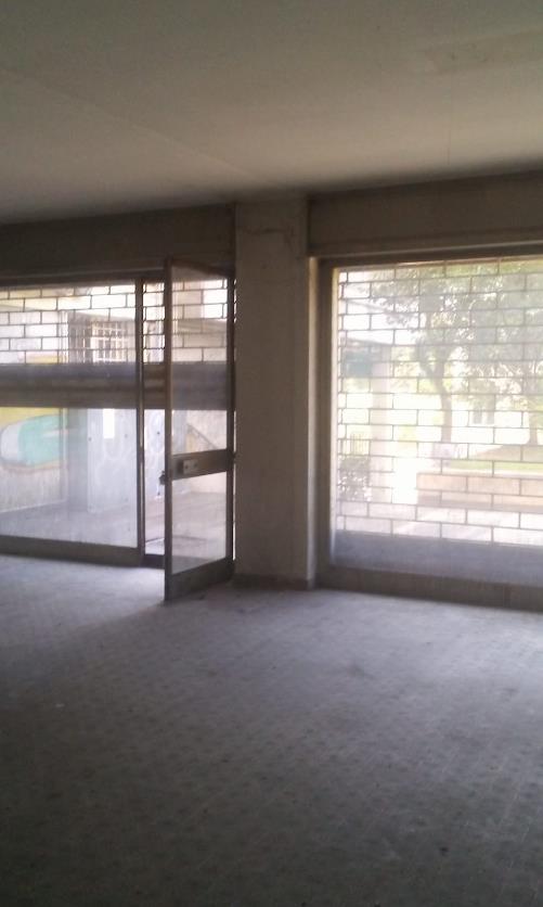 Negozio al piano rialzato + Posto auto in autorimessa interrata condominiale in via Tirana 25. Identificativi Catastali - [N.C.E.U.] Unità non Residenziale cat. C/1 Foglio 85 Part. 482 Sub 9 rendita 2353,8 - Unità Secondaria cat. C/6 Fg 85 part. 707 sub 149 rendita 26,7