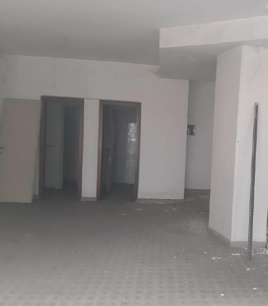 Negozio al piano rialzato + Posto auto in autorimessa interrata condominiale in via Tirana 25. Identificativi Catastali - [N.C.E.U.] Unità non Residenziale cat. C/1 Foglio 85 Part. 482 Sub 9 rendita 2353,8 - Unità Secondaria cat. C/6 Fg 85 part. 707 sub 149 rendita 26,7