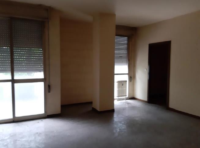 appartamento al piano secondo composto da 7 vani + una soffitta al piano 9 + Posto auto in autorimessa interrata condominiale. Identificativi Catastali - [N.C.E.U.] Unità Residenziale cat. A/2 foglio 85 (ex B/13) part. 479 (ex 1308) sub 10 rendita 1500,31 - Unità Secondaria cat. C/6 foglio 85 (ex B/13) part. 479 (ex 1308) sub 83 rendita 24,27
