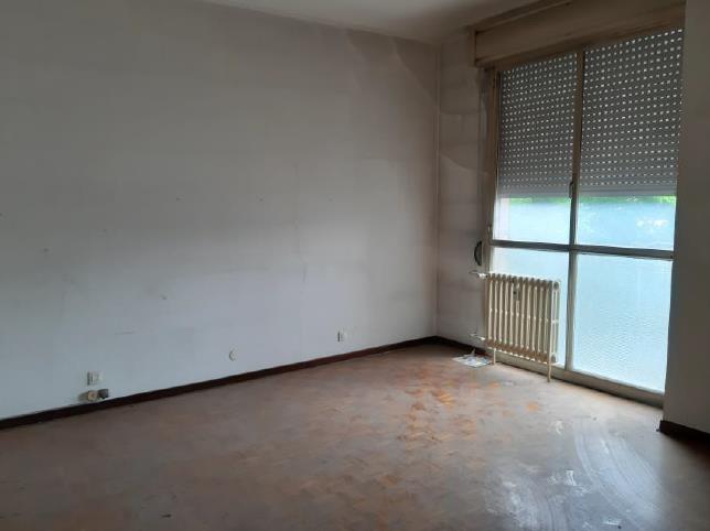 appartamento al piano secondo composto da 7 vani + una soffitta al piano 9 + Posto auto in autorimessa interrata condominiale. Identificativi Catastali - [N.C.E.U.] Unità Residenziale cat. A/2 foglio 85 (ex B/13) part. 479 (ex 1308) sub 10 rendita 1500,31 - Unità Secondaria cat. C/6 foglio 85 (ex B/13) part. 479 (ex 1308) sub 83 rendita 24,27