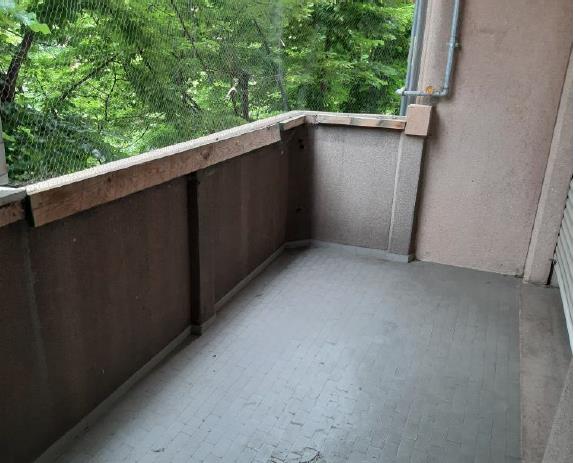 appartamento al piano secondo composto da 7 vani + una soffitta al piano 9 + Posto auto in autorimessa interrata condominiale. Identificativi Catastali - [N.C.E.U.] Unità Residenziale cat. A/2 foglio 85 (ex B/13) part. 479 (ex 1308) sub 10 rendita 1500,31 - Unità Secondaria cat. C/6 foglio 85 (ex B/13) part. 479 (ex 1308) sub 83 rendita 24,27