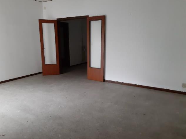 appartamento al piano terzo composto da 7 vani + una soffitta al piano 9 + Posto auto in autorimessa interrata condominiale. Identificativi Catastali - [N.C.E.U.] Unità Residenziale cat. A/2 foglio 85 (ex B/13) part. 479 (ex 1308) sub 15 rendita 1500,31 - Unità Secondaria cat. C/6 foglio 85 (ex B/13) part. 479 (ex 1308) sub 84 rendita 24,27